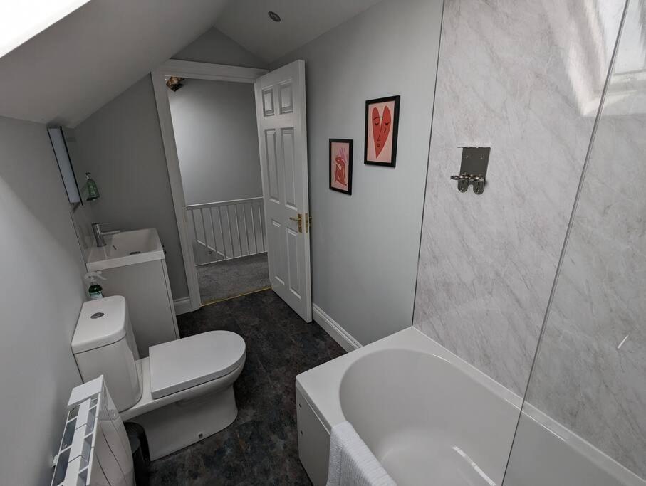 31 High Street - Modern & Stylish 2-Bed Apartment - Inc Parking Husbands Bosworth Экстерьер фото
